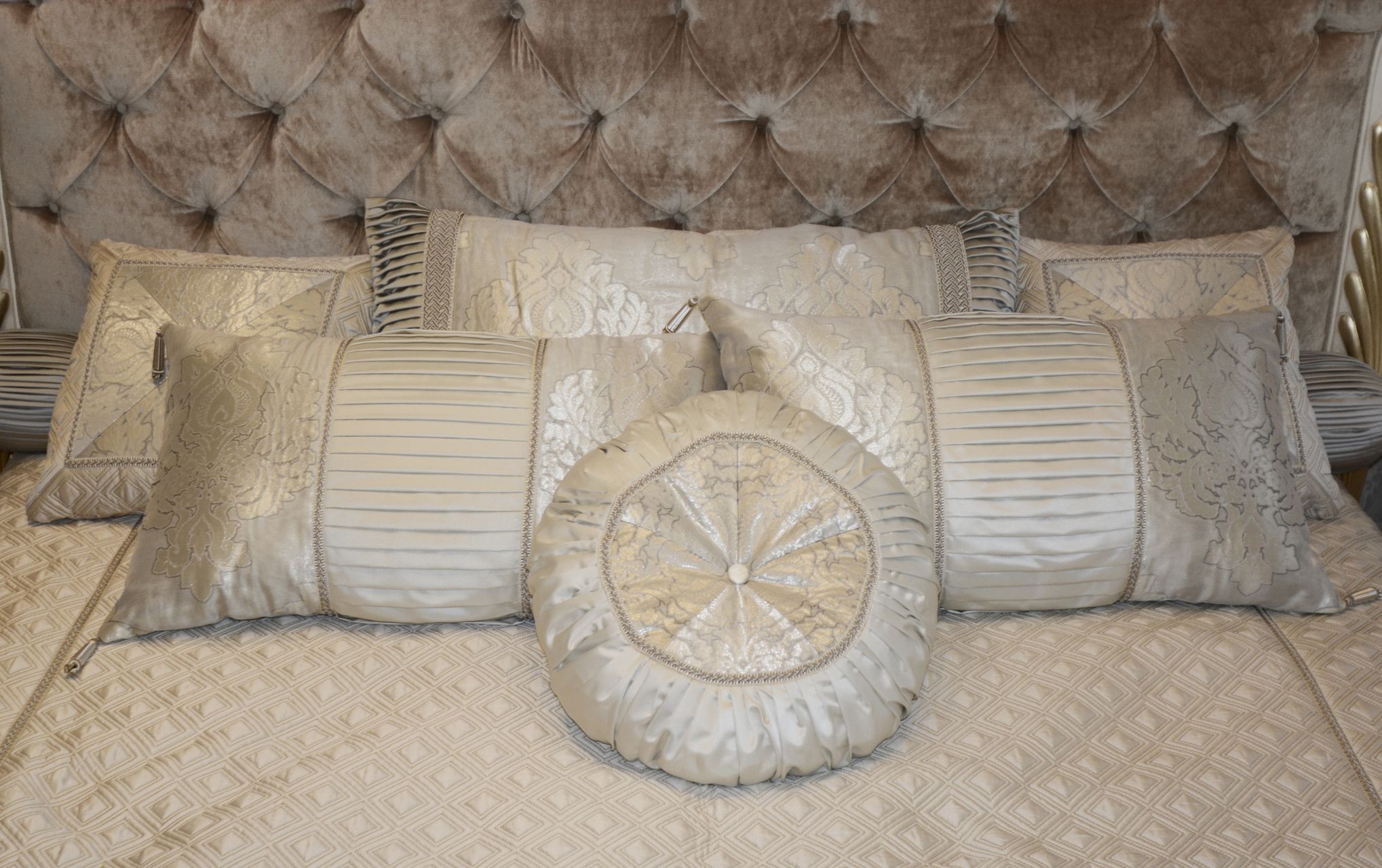 Дизайн подушек в классическом стиле