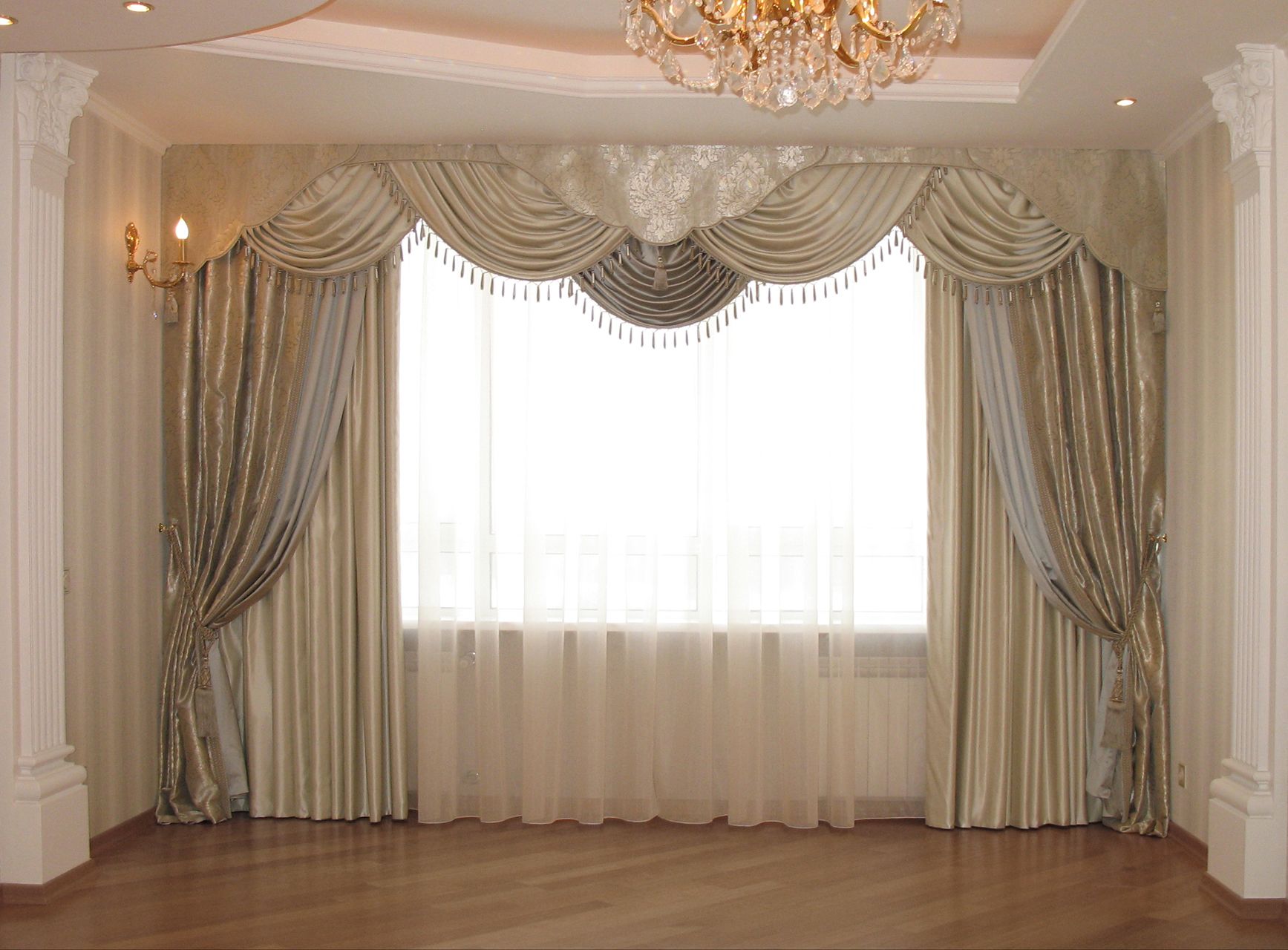 Дизайн оформления окна спальни в классическом стиле