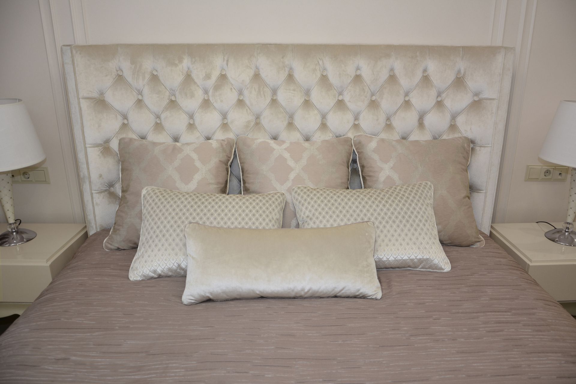 Дизайн подушек и покрывала спальни в современном классическом стиле