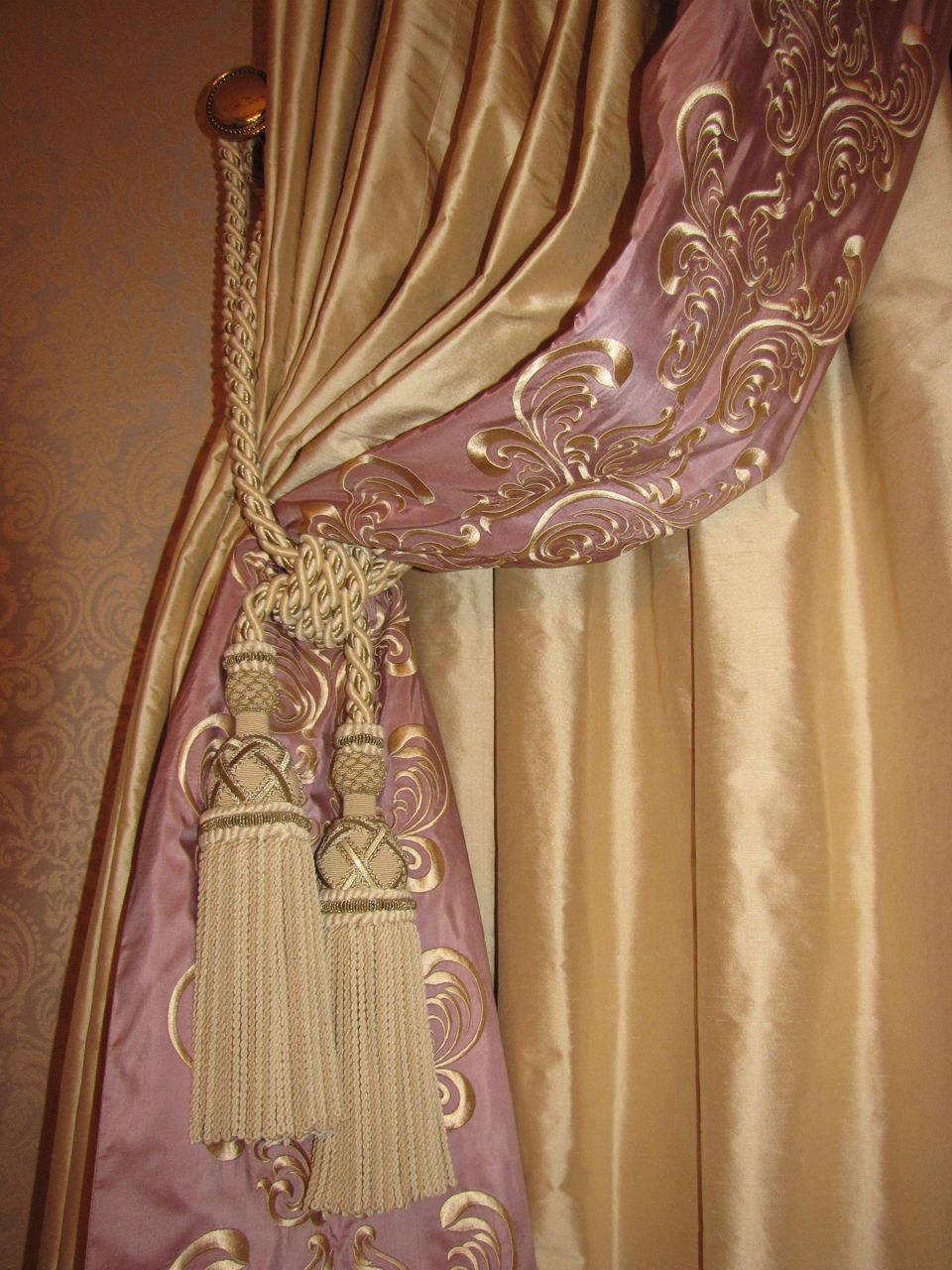 Дизайн шторы с кистью в классическом стиле