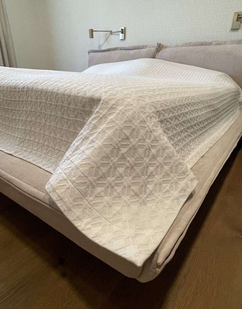 Текстильный дизайн покрывала спальни в стиле Эко