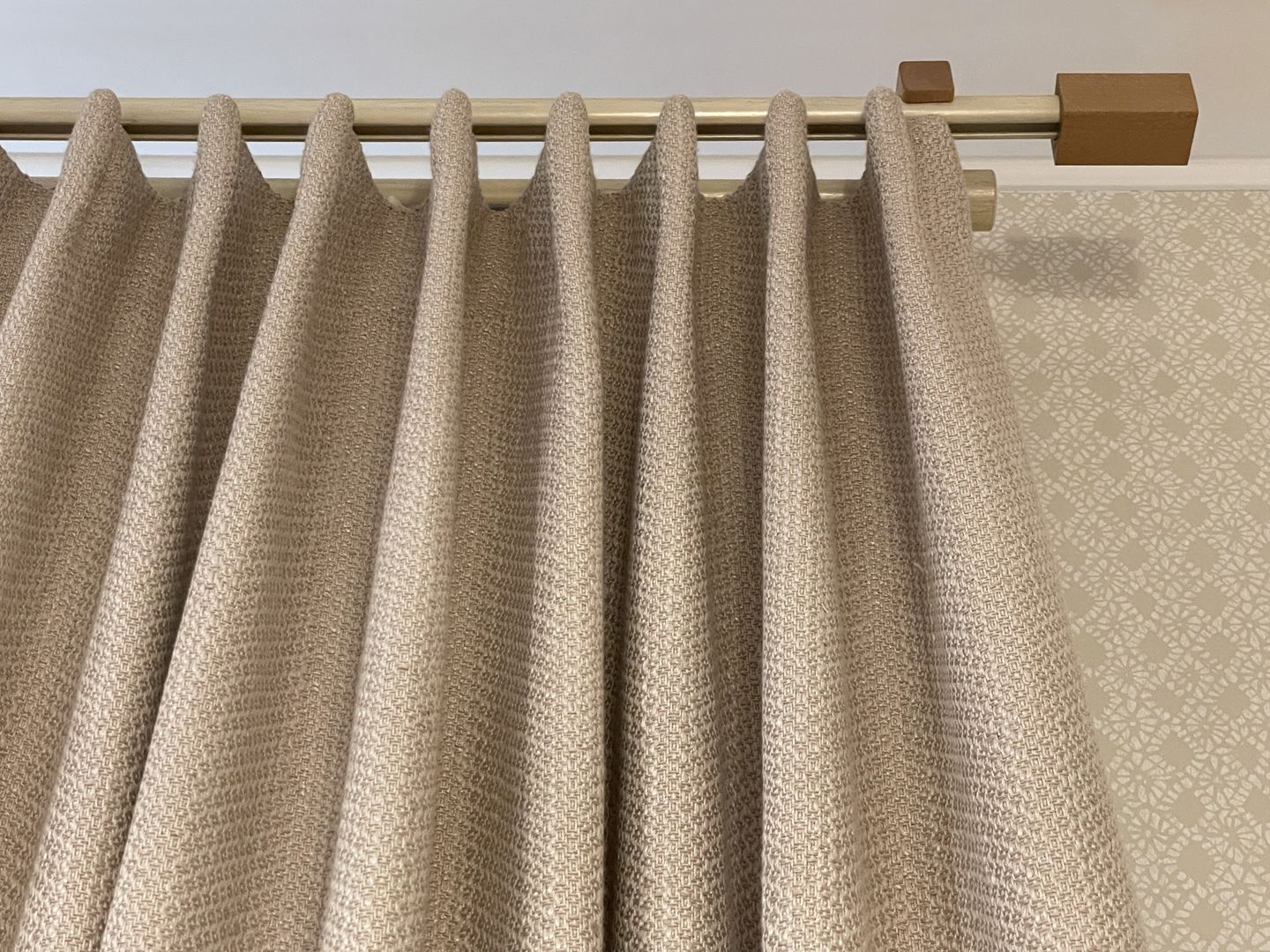 Текстильный дизайн окна спальни в стиле Эко