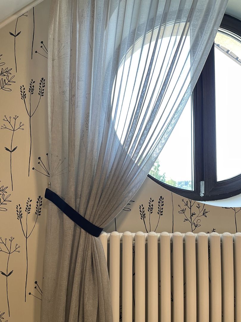 Текстильный дизайн окна детской игровой в стиле Эко